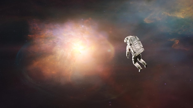 Kosmonaut, der im Weltraum auf Nebelhintergrund schwebt