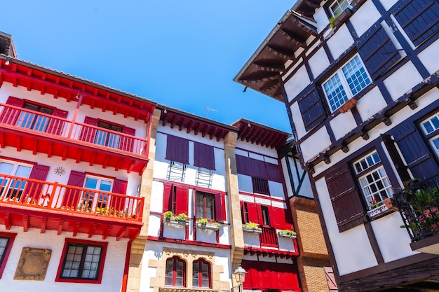 Kostbare Farben der traditionellen Häuser von Fuenterrabia oder Hondarribia in der Altstadt von Gipuzkoa