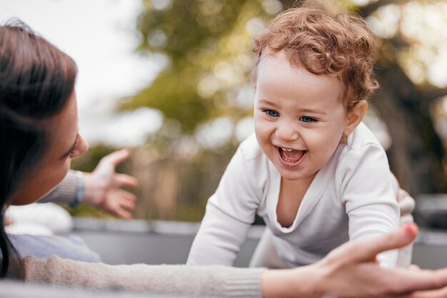 Foto kostbares kind. aufnahme einer mutter und eines sohnes, die draußen spielen.