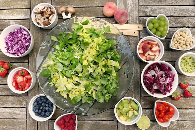 Foto kostenlose foto-draufsicht auf veganen salat mit frischen zutaten auf einem teller