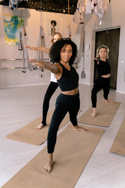 Foto kostenlose foto-yoga-lehrerunterrichtsstunde