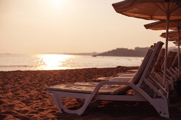 Kostenlose Sonnenliegen und Sonnenliegen am Strand. helles weiches Foto