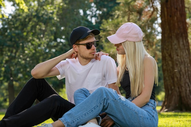 KOSTENLOSE TESTVERSION ABGELAUFEN junger Mann, der mit seiner Freundin im Park sitzt und sie ansieht