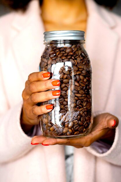 Foto kostenloses foto ein top-view heißer espresso mit braunen kaffeesamen auf dem braunen holzschreibtisch kaffeetasse trinken