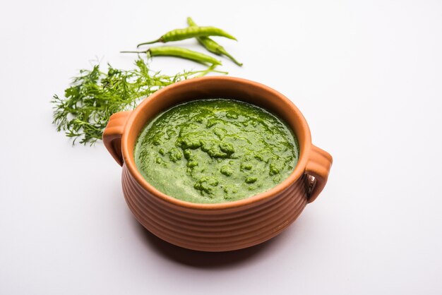 Kothimbir o Dhaniya Chutney elaborado con cilantro o cilantro con chile, servido en un bol.