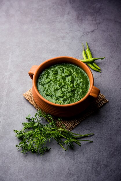 Kothimbir ou dhaniya chutney feito de coentro ou coentro com pimenta, servido em uma tigela.