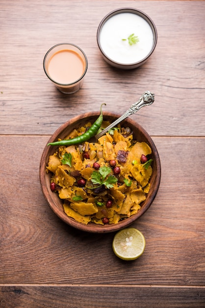 Kothu Parotta o Paratha caseros o Chapati Masala sobrante salteado o fodnichi poli en marathi, servido en un tazón o plato con cuajada y té caliente. Enfoque selectivo