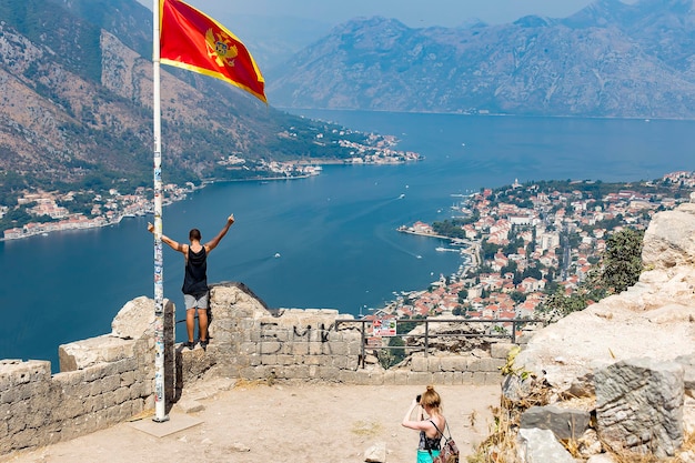 Kotor Montenegro 11. August 2017 Touristen auf dem Gipfel des Berges werden vor dem Hintergrund der Stadtansichten der Redaktion fotografiert