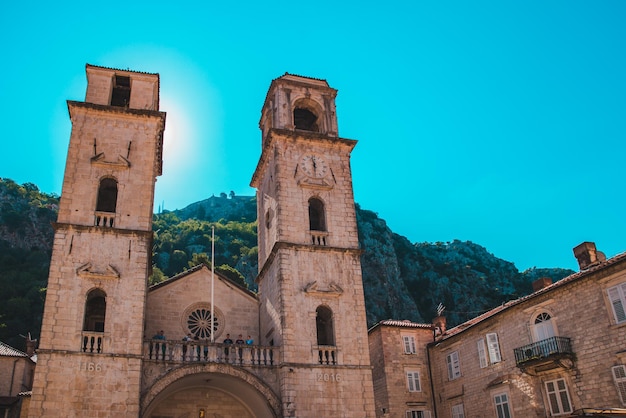 KOTOR MONTENEGRO 20 de julio de 2018 antigua iglesia con dos torres y turistas en ella