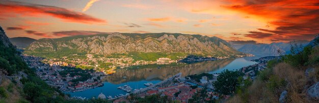 Kotor Montenegro A baía de Kotor é um dos lugares mais bonitos do Adriático