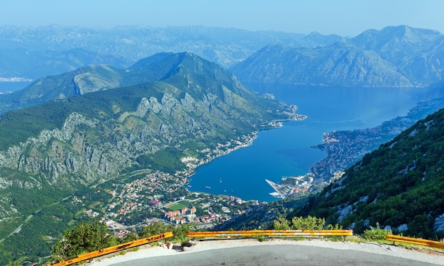 Kotor Stadt Sommermorgenansicht von oben (Bucht von Boka Kotorska, Montenegro)