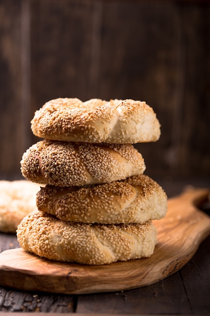 Koulouri griego o panecillos turcos llamados Simit en la pila. Comida callejera tradicional, panecillos crujientes de pan de sésamo