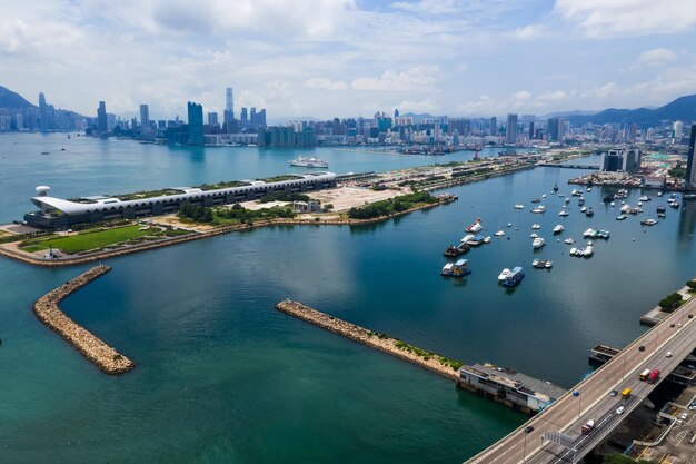 Kowloon Bay, Hongkong, 03. September 2018: - Drohne fliegt über die Innenstadt von Hongkong