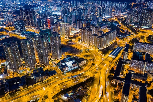 Kowloon Bay, Hongkong, 21. April 2019: Luftaufnahme der Stadt Hongkong bei Nacht