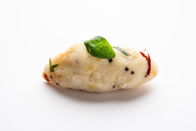 Kozhukatta Pidi é um lanche cozido a vapor de farinha de arroz de Kerala com impressões digitais