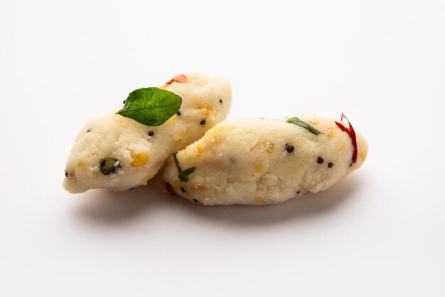 Kozhukatta Pidi é um lanche cozido a vapor de farinha de arroz de Kerala com impressões digitais