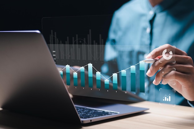KPI indicadores de rendimiento empresarial Empresario que trabaja con un sistema de gestión de datos en la computadora para hacer un informe con KPI y métricas conectadas a la base de datos operaciones financieras ventas marketing