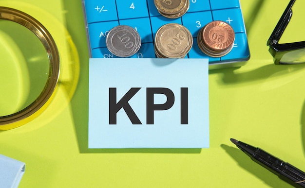 KPI-Wort auf Papier mit Geschäftsobjekten