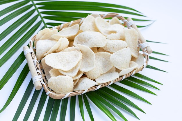 Krabbencracker auf weißem Hintergrund. Knuspriger Reissnack mit Garnelen