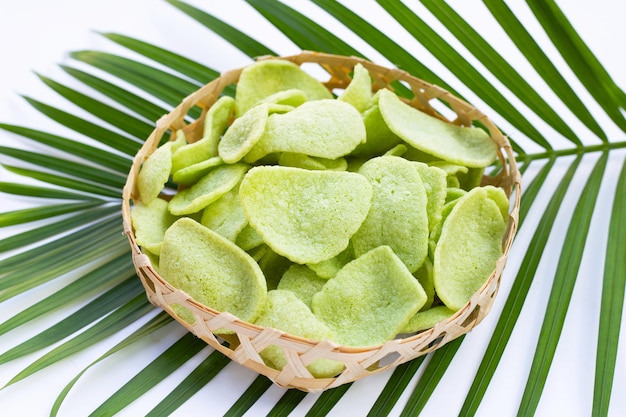 Krabbencracker im Bambuskorb. Knuspriger Reissnack mit Garnelen