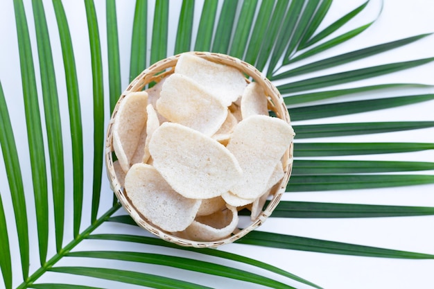 Krabbencracker im Bambuskorb. Knuspriger Reissnack mit Garnelen