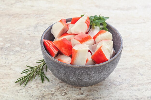 Krabbenfleisch-Surimi in der Schüssel-Vorspeise