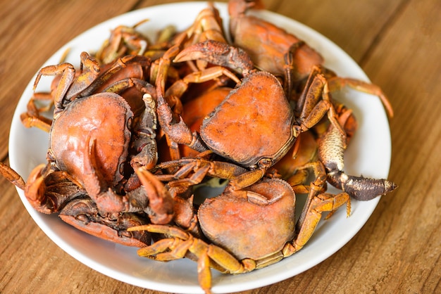 Krabbengedämpftes Essen, frischer Krabbenfelsen wilder Süßwasserkoch auf weißem Teller, Waldkrabben oder Steinkrabbenfluss