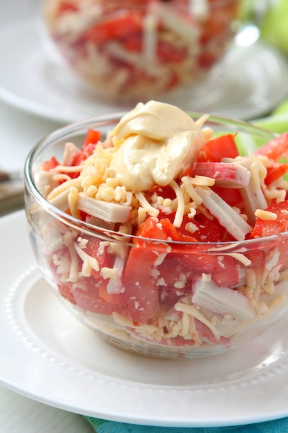 Krabbensalat mit Tomaten, Paprika und Käse