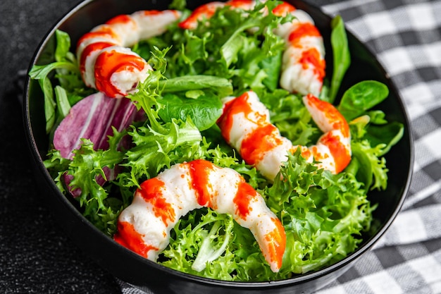 Krabbenstäbchen-Salat, Essen, Snack auf dem Tisch, Kopierraum, Essenshintergrund, rustikale Draufsicht