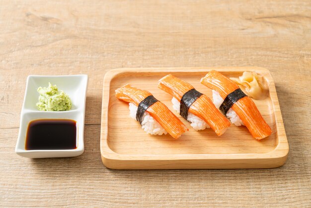 Krabbenstäbchen Sushi auf Holzplatte - japanische Küche