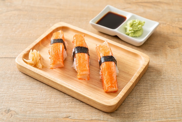Krabbenstäbchen Sushi auf Holzplatte - japanische Küche