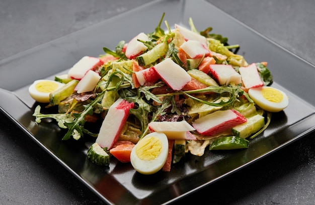 Krabbenstangensalat mit frischem Gemüse und Eiern.