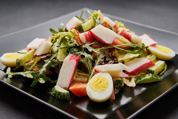 Krabbenstangensalat mit frischem Gemüse und Eiern.