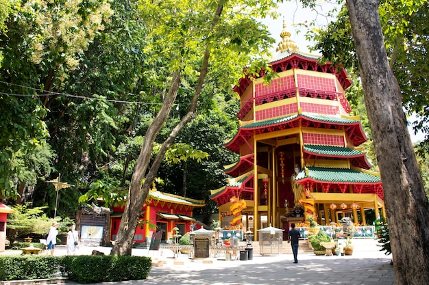 KRABI TAILÂNDIA 19 DE AGOSTO Construção e estátua de Guanyin para tailandeses e viajantes estrangeiros visitam e respeitam rezam em Wat Tham Sua ou templo da caverna do tigre em 19 de agosto de 2019 em Krabi Tailândia