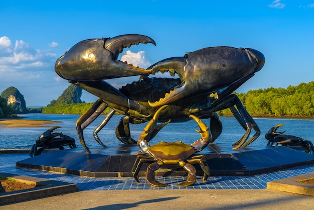 Foto krabi town thailand statue denkmal von krabben in der nähe des flusses