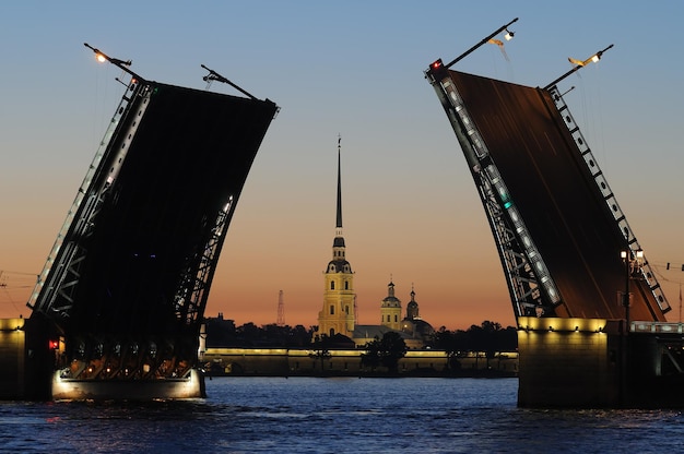 Kräne am kommerziellen Dock gegen den Himmel bei Sonnenuntergang