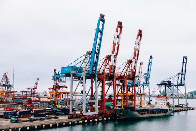 Kräne am kommerziellen Hafen am Fluss