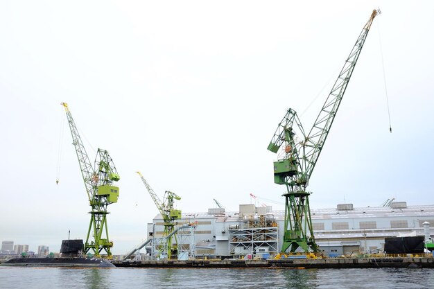 Kräne am kommerziellen Hafen vor klarem Himmel