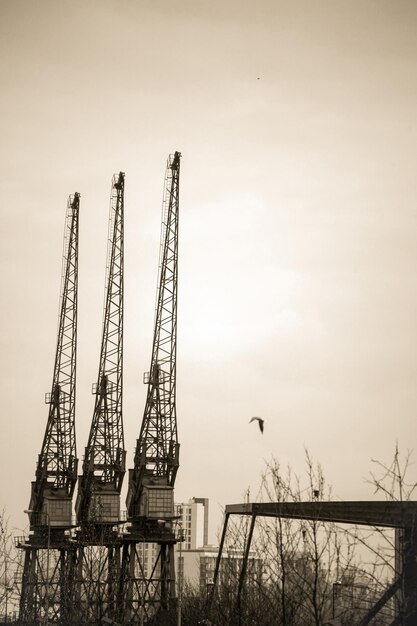 Foto kräne auf der baustelle