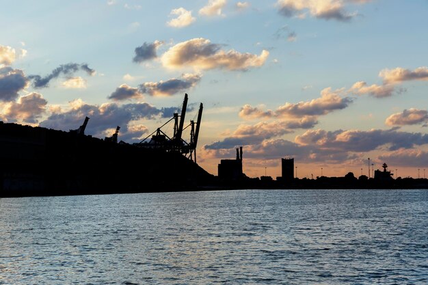 Kräne gegen den Himmel im Seehafen