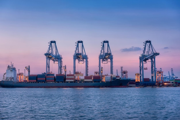 Kräne im Hafen gegen den Himmel