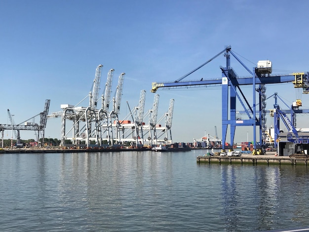 Foto kräne im hafen gegen den klaren blauen himmel