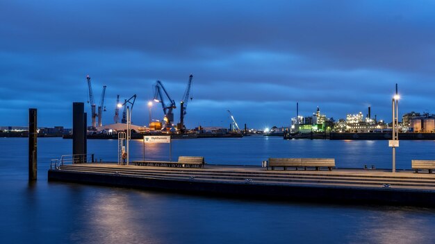 Foto kräne im hafen gegen den nachthimmel