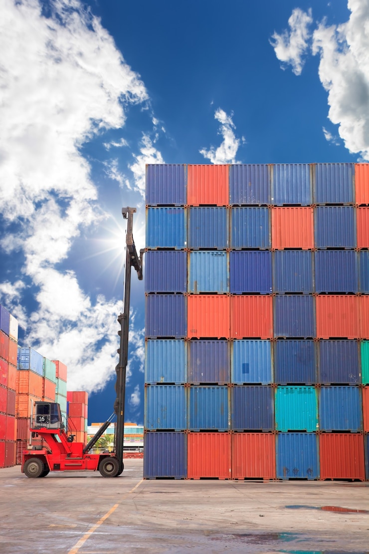 Kräne zum Beladen der Container auf LKW im Hafen.