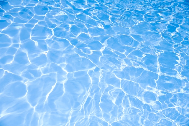 Kräuselungswasseroberfläche und Sonnenreflexion im Swimmingpool