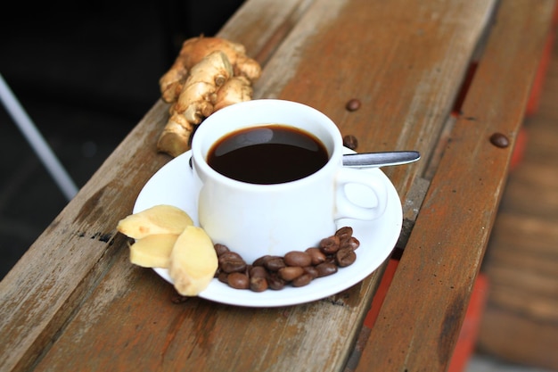 Kräuter-Ingwer-Kaffee und weiße Milch