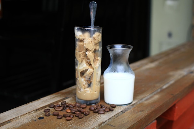 Kräuter-Ingwer-Kaffee und weiße Milch