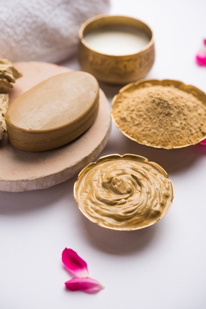 Kräuter- oder Ayurveda-Gesichtspackung mit Multani Mitti, Milch usw. mit Seife, Handtuch. Selektiver Fokus