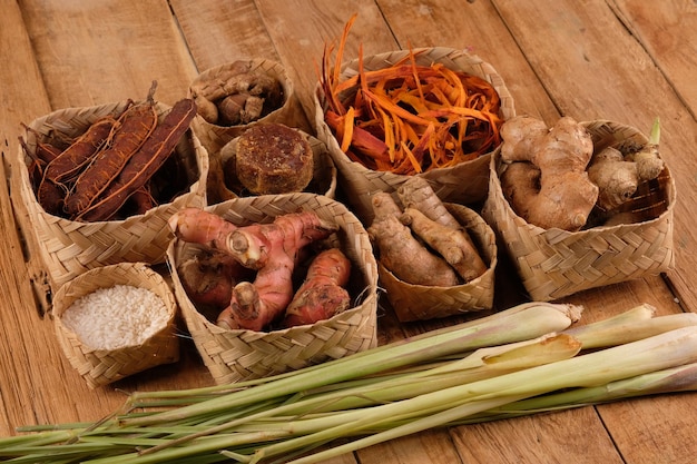 Kräuter und Gewürze. Zitronengras, Ingwer, Kurkuma, Kencur, Tamarinde, Reis, brauner Zucker, Galgant. Tempeh