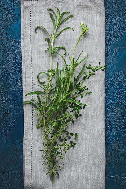 Kräuter und Gewürze. Zu den frischen Kräutern gehörten Rosmarin, Thymian, Minze, Zitronenmelisse und Rucola. Kopierraum für die Draufsicht